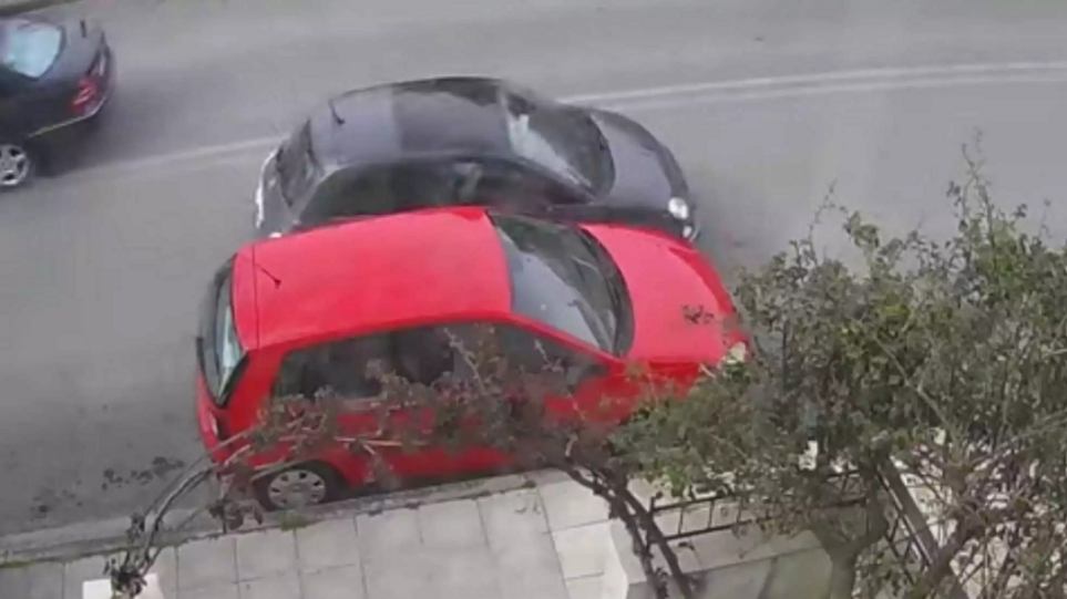 Αυτοκίνητο στα Χανιά έπεσε πάνω σε σταθμευμένο ΙΧ - Πώς αντέδρασε ο οδηγός - Βίντεο 