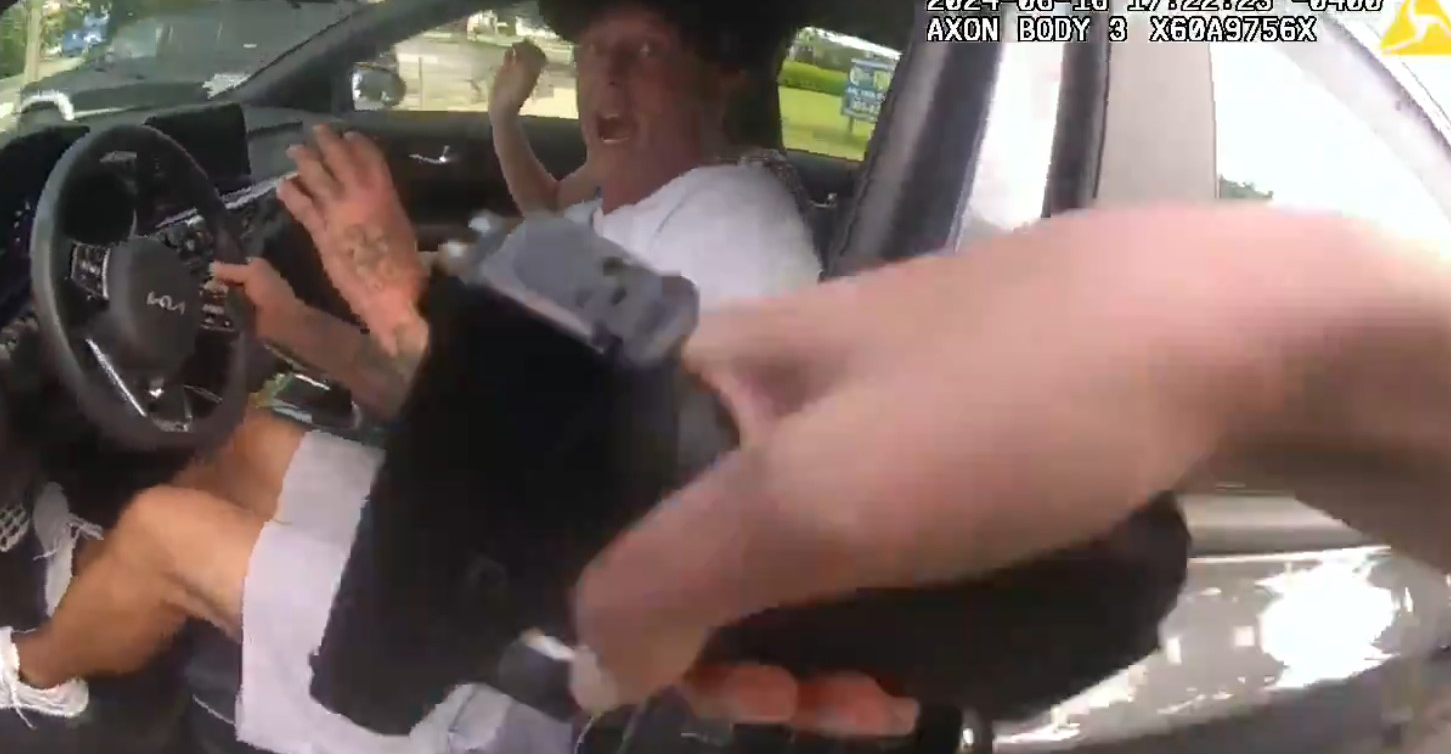 ΗΠΑ: Τρομακτικό βίντεο με αστυνομικό να πυροβολεί ακινητοποιημένο αυτοκίνητο με δύο άτομα μέσα