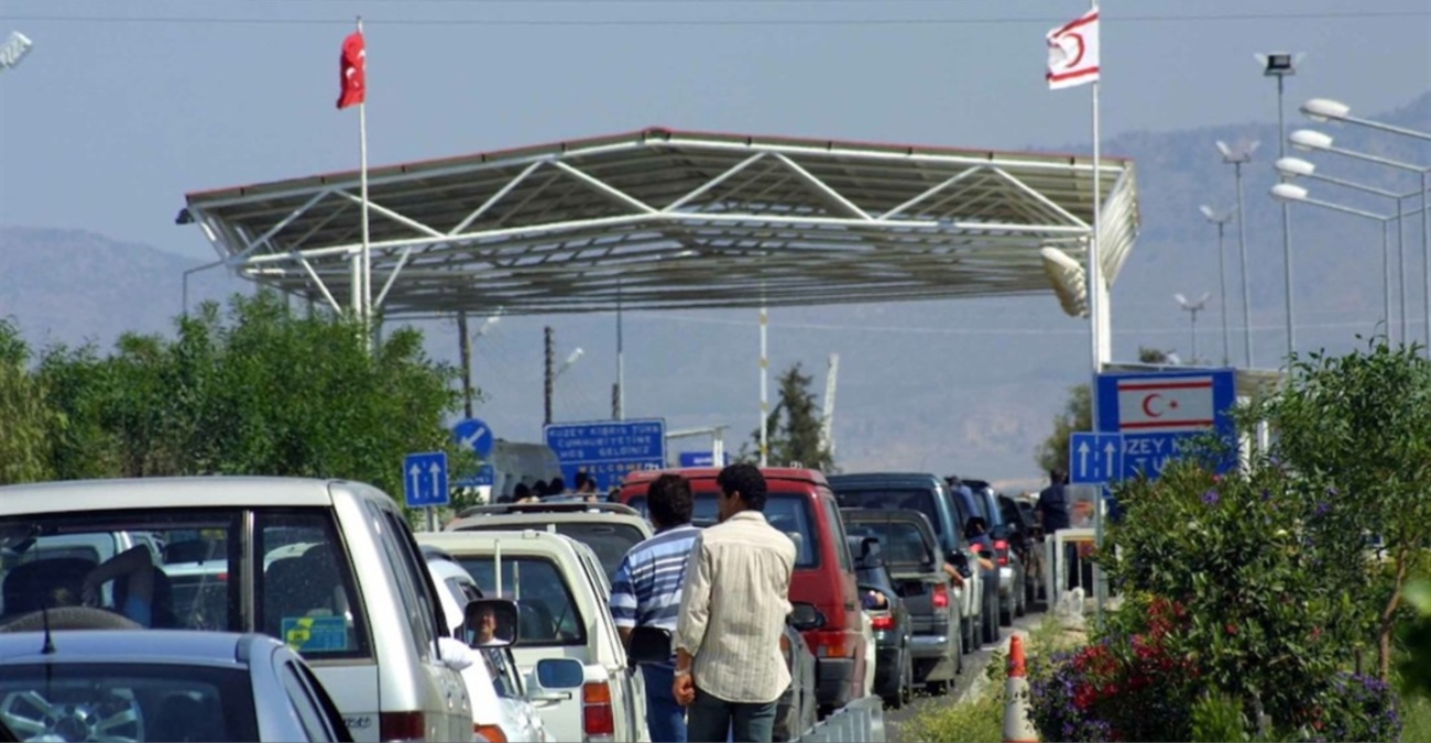 Ουρές χιλιομέτρων και καθυστερήσεις στα οδοφράγματα – Ρίχνουν την ευθύνη στην Κυπριακή Δημοκρατία οι Τ/κ