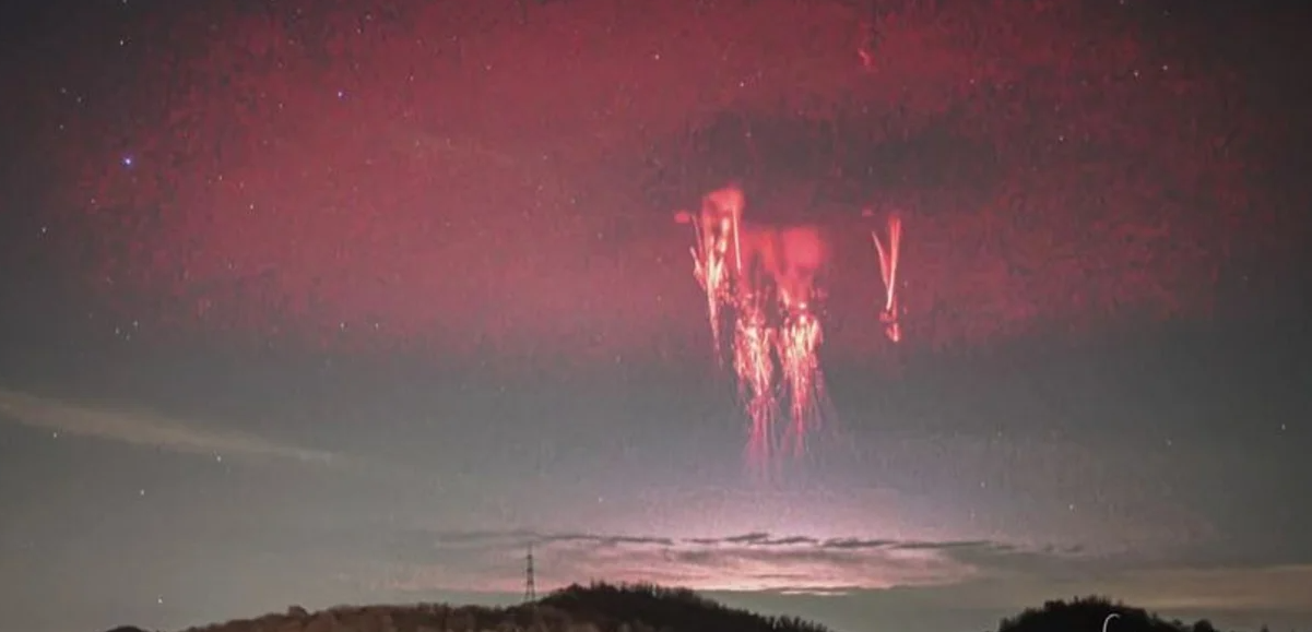 Ο φωτογράφος που κατέγραψε ένα από τα σπανιότερα φαινόμενα κεραυνών - Ουρανός που θυμίζει sci-fi - Πού εμφανίστηκε – Φωτογραφία