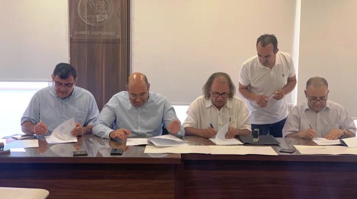 ΛΑΡΝΑΚΑ: Υπογράφηκαν τα συμβόλαια για αποκατάσταση του οικοδομικού συμπλέγματος Ζουχουρί