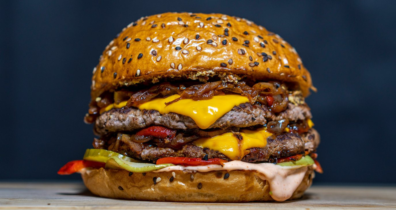 Αυτό είναι ίσως το απόλυτο challenge της χρονιάς - Εσύ αντέχεις να φας ένα πενταώροφο Burger; Το μεγάλο βραβείο