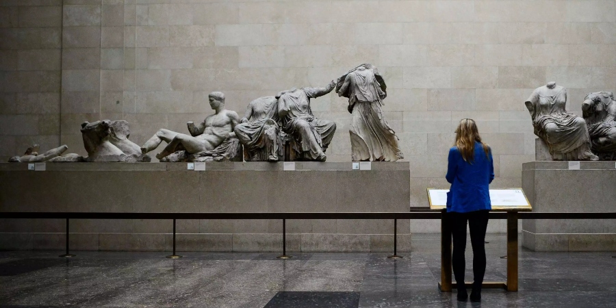 Γλυπτά Παρθενώνα: Αλλάζουν το αφήγημα οι Βρετανοί – «Δεν τα ξεριζώσαμε από το μνημείο αλλά τα βρήκαμε πεταμένα»