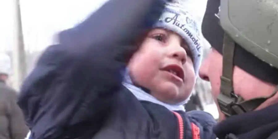Πόλεμος στην Ουκρανία: Η σπαρακτική στιγμή που μικρό παιδί αποχαιρετά τον πατέρα του που πάει στο μέτωπο - Δείτε βίντεο