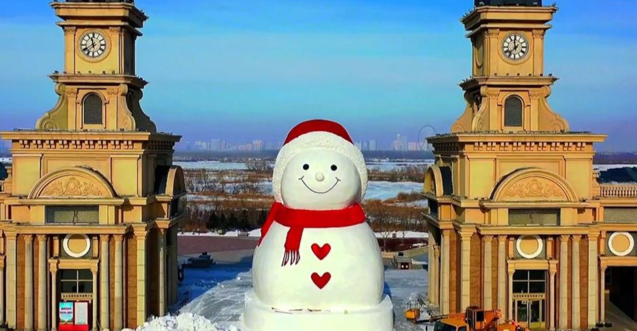 VIDEO: Γιγαντιαίος χιονάνθρωπος καλωσορίζει τους επισκέπτες στο Harbin Ice Snow World στην Κίνα – Δείτε πως φτιάχτηκε 