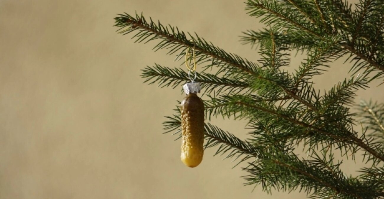 Το πιο περίεργο έθιμο: Γιατί κάποιοι κρεμούν ένα αγγούρι στο χριστουγεννιάτικο δέντρο τους;