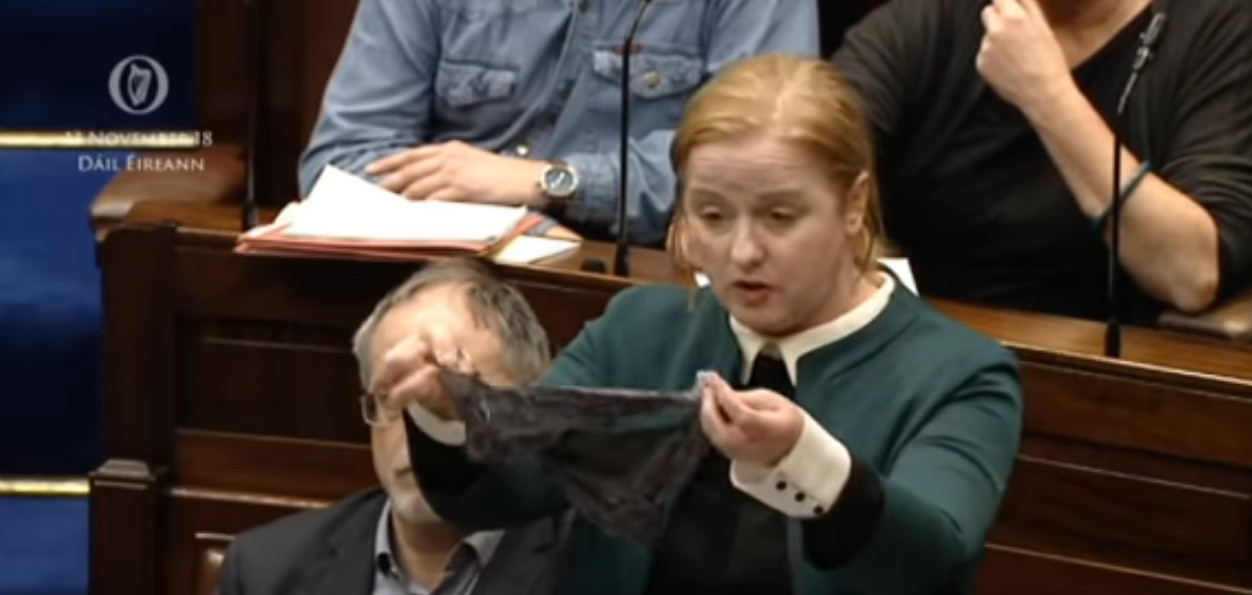 Άφωνοι στο κοινοβούλιο- Βουλευτής έδειξε το στρινγκ τη στιγμή της ομιλίας της- VIDEO