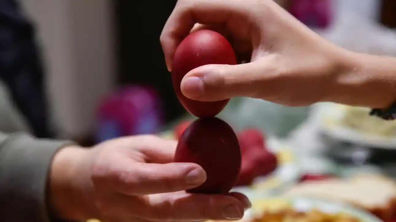 Τσούγκρισμα αυγών το Πάσχα: Τι συμβολίζει το ξεχωριστό έθιμο