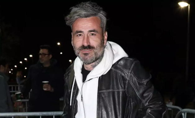 Ο Μαυρίδης άφησε την κόρη των Τανιμανίδη και Μπόμπα να ζωγραφίσει το πρόσωπό του - Δείτε το βίντεο