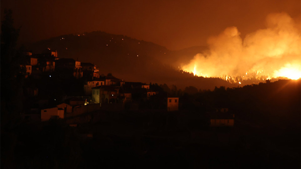 Φωτιά στην Εύβοια: Νυχτερινή επιχείρηση με πλωτά για απεγκλωβισμό κατοίκων στην Αγία Άννα