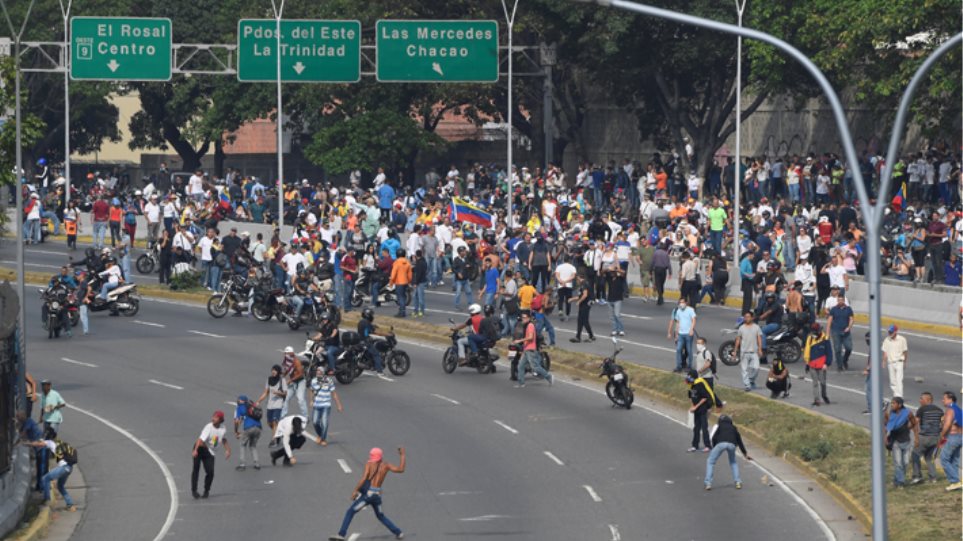 ΧΑΟΣ ΣΤΗ BENEZOYΕΛΑ: Οχημα της Εθνοφρουράς παρέσυρε διαδηλωτές έξω από στρατιωτική βάση 