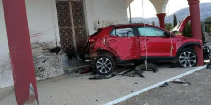 Αυτοκίνητο στην Κρήτη έπεσε σε εκκλησία κι έγινε εξαρτήματα