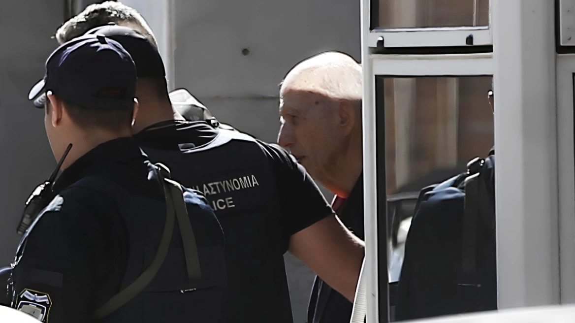 Στην Ευελπίδων για την απολογία του ο 89χρονος πιστολέρο: Κατηγορείται για τρία κακουργήματα και έξι πλημμελήματα