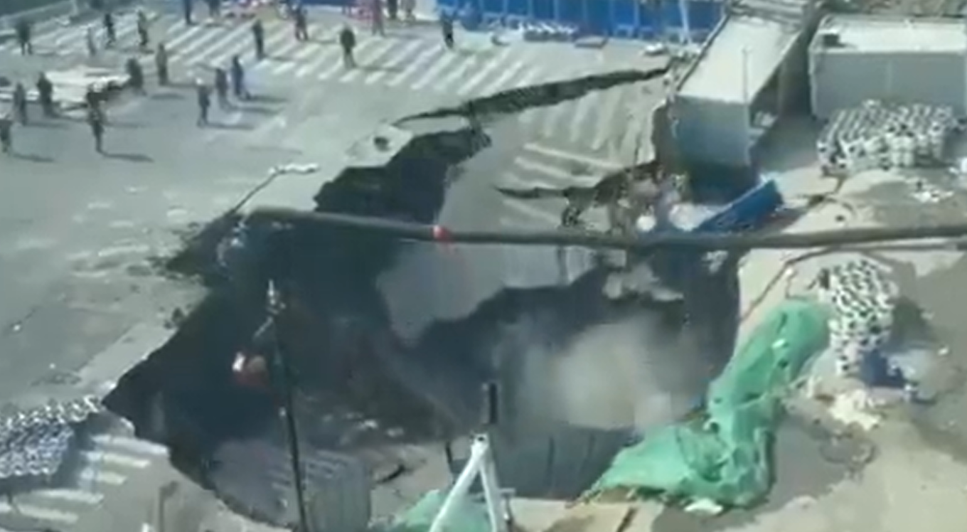 Τρομακτικό βίντεο από δρόμο: Άνοιξε μεγάλη τρύπα και «κατάπιε» τα πάντα