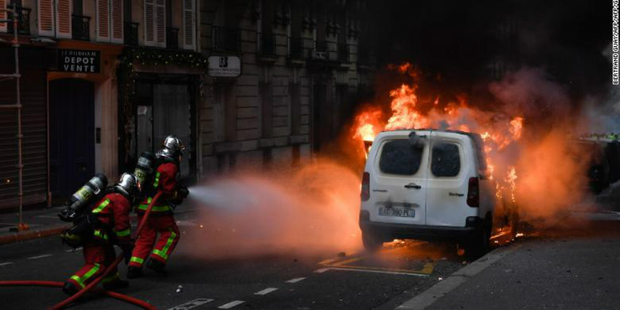 ΚΙΤΡΙΝΑ ΓΙΛΕΚΑ: Διαδηλωτές και πυροσβέστες 'συμμαχούν' για να σώσουν αυτοκίνητο - VIDEO