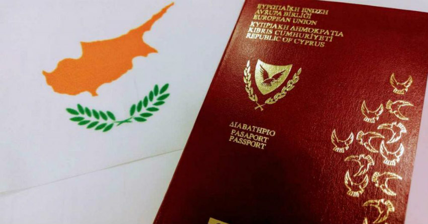 ΠΑΦΟΣ: Πλήρωσε 1900 ευρώ για να βγάλει η αλλοδαπή σύζυγός του Κυπριακό διαβατήριο – Χειροπέδες σε λειτουργό του Υπ. Εσωτερικών και άλλους δύο
