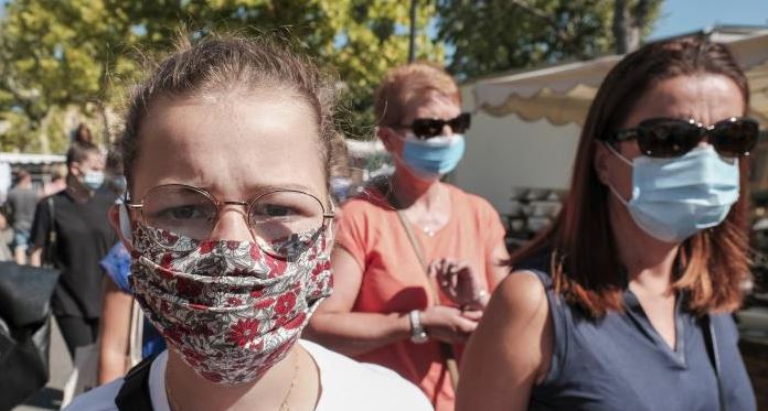 Άνω των 1.600, για δεύτερη μέρα, τα κρούσματα Covid-19 στη Γαλλία, υποχρεωτική η χρήση μάσκας στο Σεν Τροπέ
