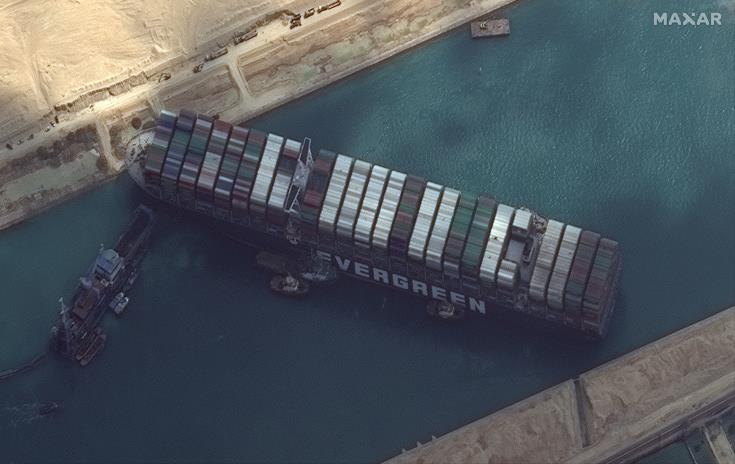 Ευελπιστεί στην αποκόλληση του πλοίου από την Διώρυγα Σουέζ ο Πρόεδρος της εταιρείας