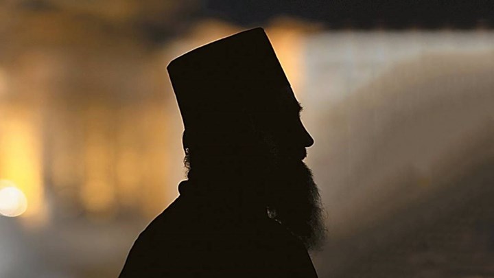 Ελλάδα: Μεθυσμένος άνδρας εισέβαλε γυμνός σε εκκλησία εν μέσω κηδείας - Γρονθοκόπησε επίτροπο, λιποθύμησε γυναίκα