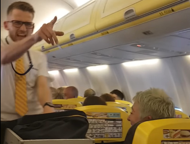 'Ο αεροσυνοδός της καρδιάς μας'- Λατρεύει τη δουλειά του και φαίνεται- VIDEO