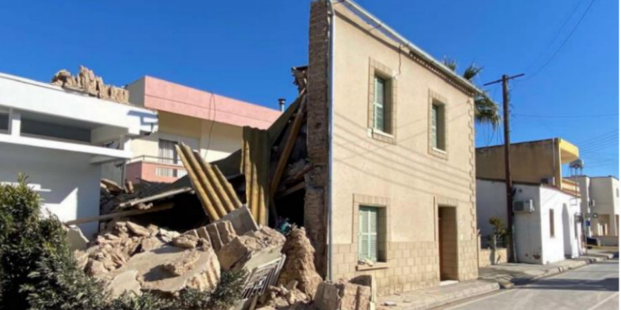 Αυτή είναι η διώροφη οικία που κατέρρευσε στην Αραδίππου - Διέμεναν 6 αλλοδαποί - ΦΩΤΟΓΡΑΦΙΑ