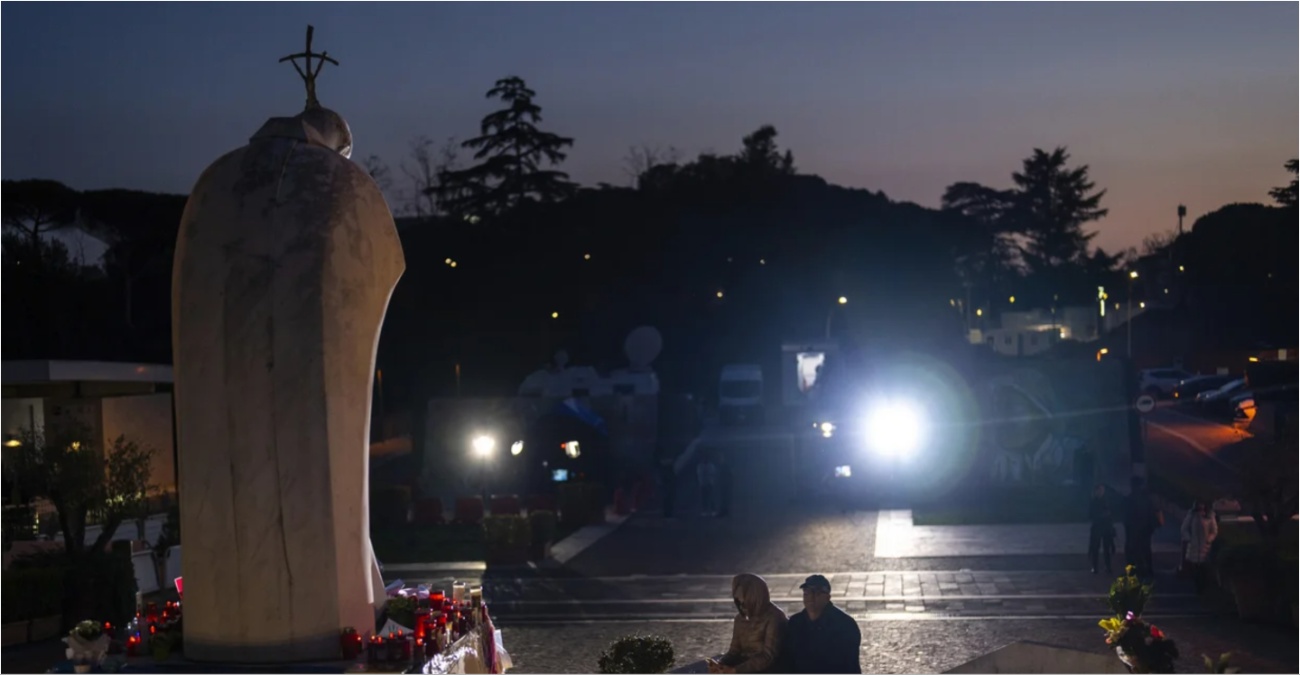 Ιταλία: Tiktokers μπουκάρουν στο νοσοκομείο όπου νοσηλεύεται ο Πάπας για να αποδείξουν ότι... δήθεν έχει πεθάνει