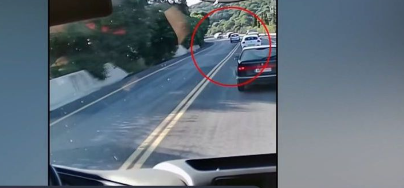 VIDEO: Παραλίγο τραγωδία στην Κρήτη - Οδηγός «δημόσιος κίνδυνος» προσπέρασε 8 οχήματα σε διπλή διαχωριστική