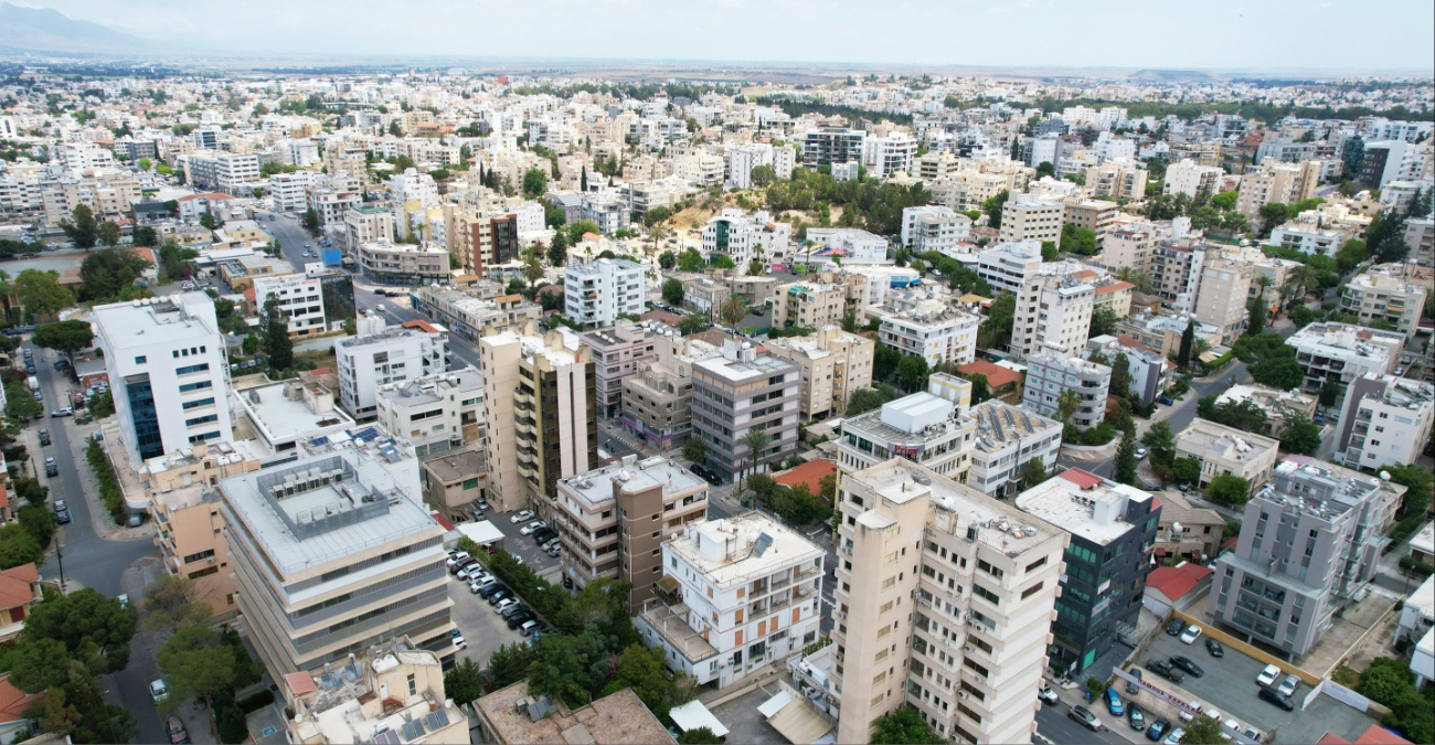 Από θαύμα δεν θρηνήσαμε θύματα: Κατέρρευσε περιτοίχισμα πολυκατοικίας – Σοκάρουν οι εικόνες
