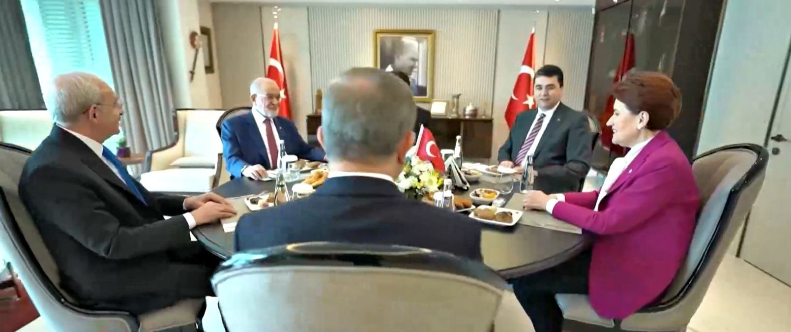 Πολιτικές εξελίξεις στην Τουρκία - Συνεδριάζουν οι «πέντε» της αντιπολίτευσης μετά την αποχώρηση Ακσενέρ