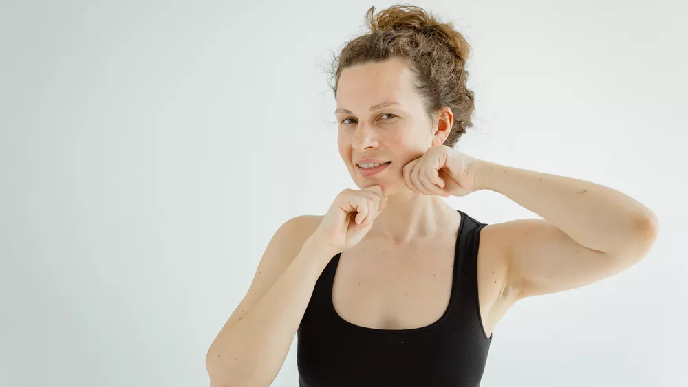 Διπλοσάγονο: Η άσκηση face yoga που καταπολεμά το προγούλι – Ξεκινήστε τώρα!
