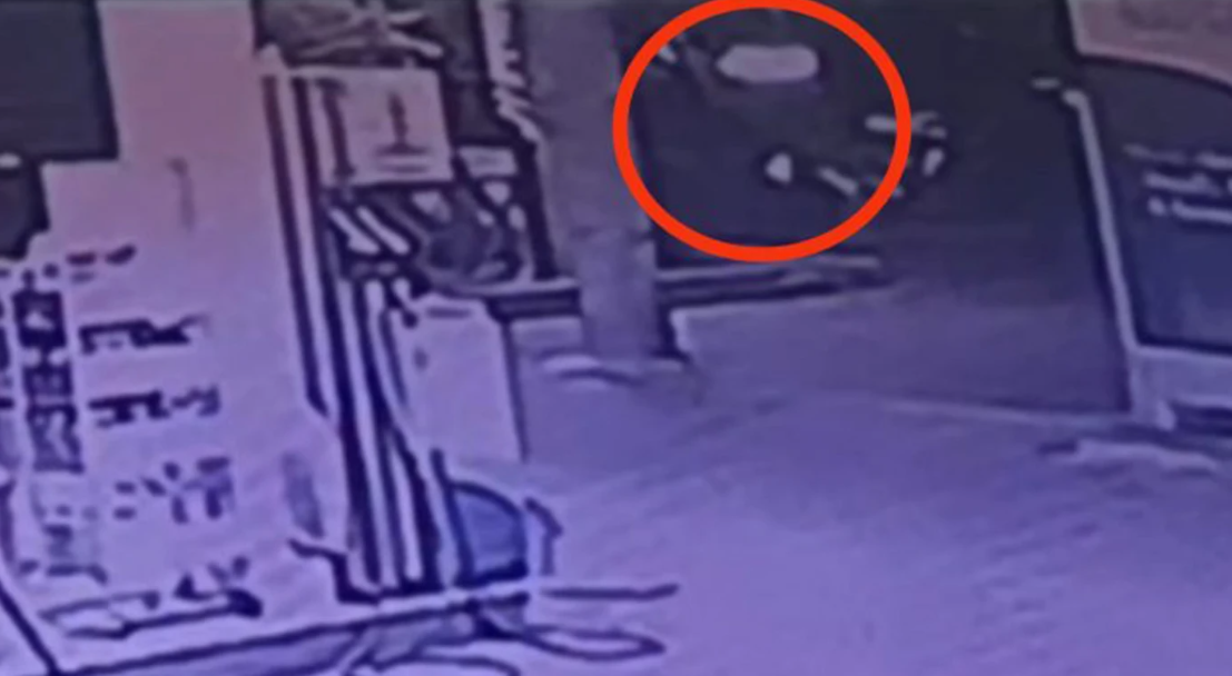 Σοκάρει βίντεο από τροχαίο - Η στιγμή που 27χρονος οδηγός μηχανής πέφτει πάνω στο τρόλεϊ και χάνει τη ζωή του