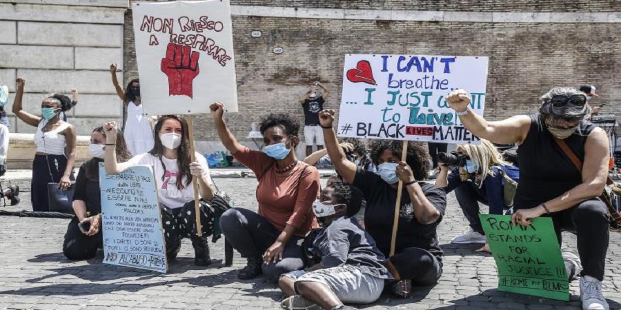 ΙΤΑΛΙΑ: Κινητοποίηση κατά του ρατσισμού στην Πιάτσα ντελ Πόπολο - Τήρησαν τα μέτρα ασφαλείας