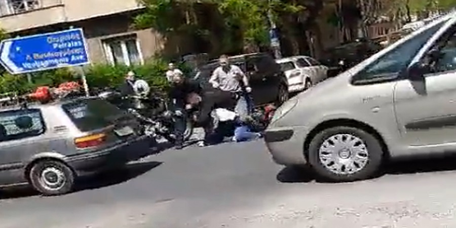 Ξυλοδαρμός μοτοσικλετιστή από αστυνομικούς που φέρονται να ανήκουν στην φρουρά του Μητσοτάκη -VIDEO