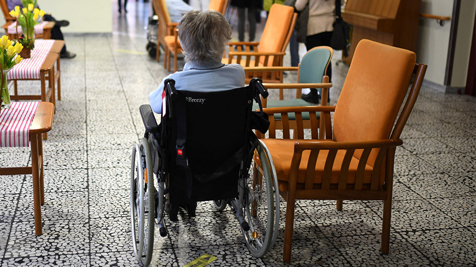 Ελλάδα: Ξεκίνησαν οι επ'αόριστον αναστολές ανεμβολίαστων εργαζομένων σε γηροκομεία