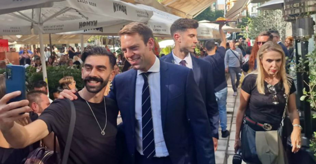 Ο Κασσελάκης πήγε βόλτα στη Θεσσαλονίκη μετά την παρέλαση: Οι selfie, τα κεράσματα και το επεισόδιο με περαστικούς - Βίντεο