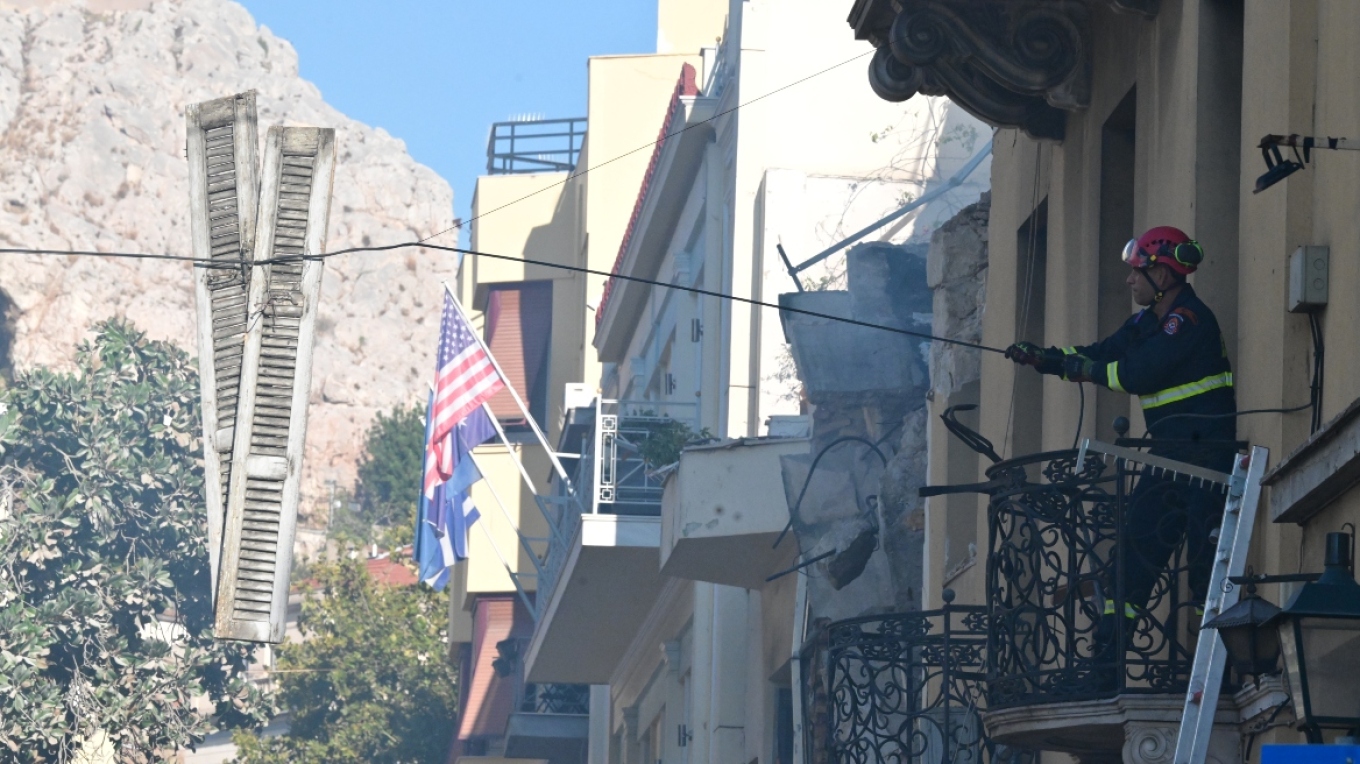 «Το είδα να καταρρέει μπροστά μου»: Συγκλονιστικές μαρτυρίες από την έκρηξη στη Πλάκα