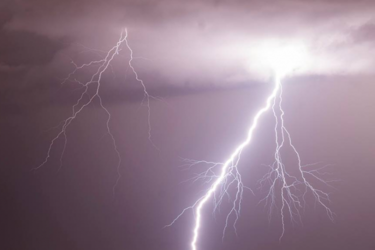 Κεραυνός προκάλεσε πυρκαγιά στη Λευκωσία - Στη «μάχη» 2 πυροσβεστικά οχήματα