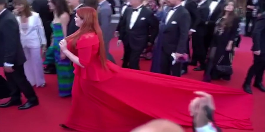 Της πάτησε το φόρεμα κι έμεινε με το εσώρουχο στο κόκκινο χαλί των Καννών - VIDEO 