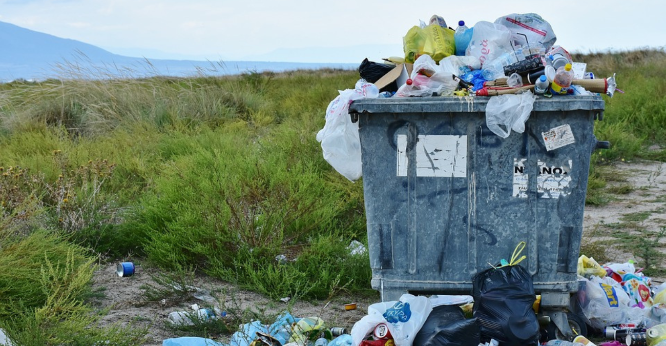 Εικόνες ντροπής στη Λευκωσία: Βουνό από σκουπίδια πάνω σε πεζοδρόμιο στην Έγκωμη  - Φωτογραφία