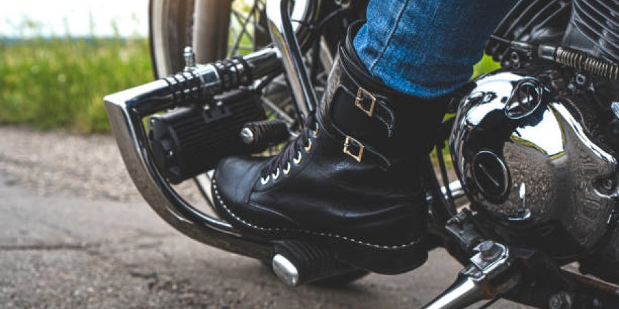 Ίσως του ήταν λίγο… μικρή – Viral βίντεο με μοτοσικλετιστή σε ρόλο από «Flintstones» να οδηγεί με… τα πόδια