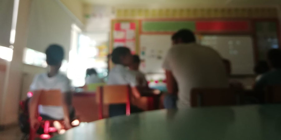 ΛΕΜΕΣΟΣ: Μάνα και πατέρας κάνουν μάθημα με το παιδάκι τους – «Ντροπή σας κ. Υπουργέ» -ΦΩΤΟΓΡΑΦΙΑ