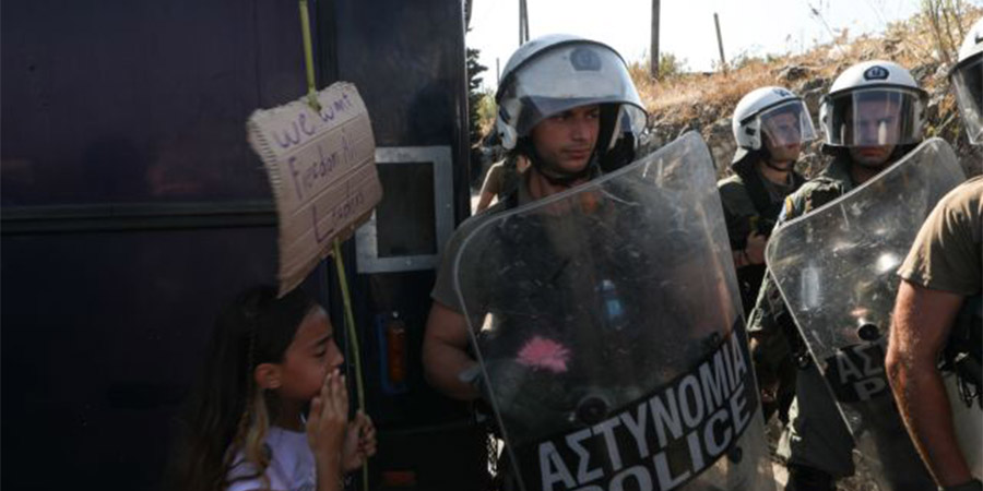 ΜΟΡΙΑ: Ένταση και πετροπόλεμος μεταξύ των μεταναστών και της Αστυνομίας - Έγινε χρήση χημικών