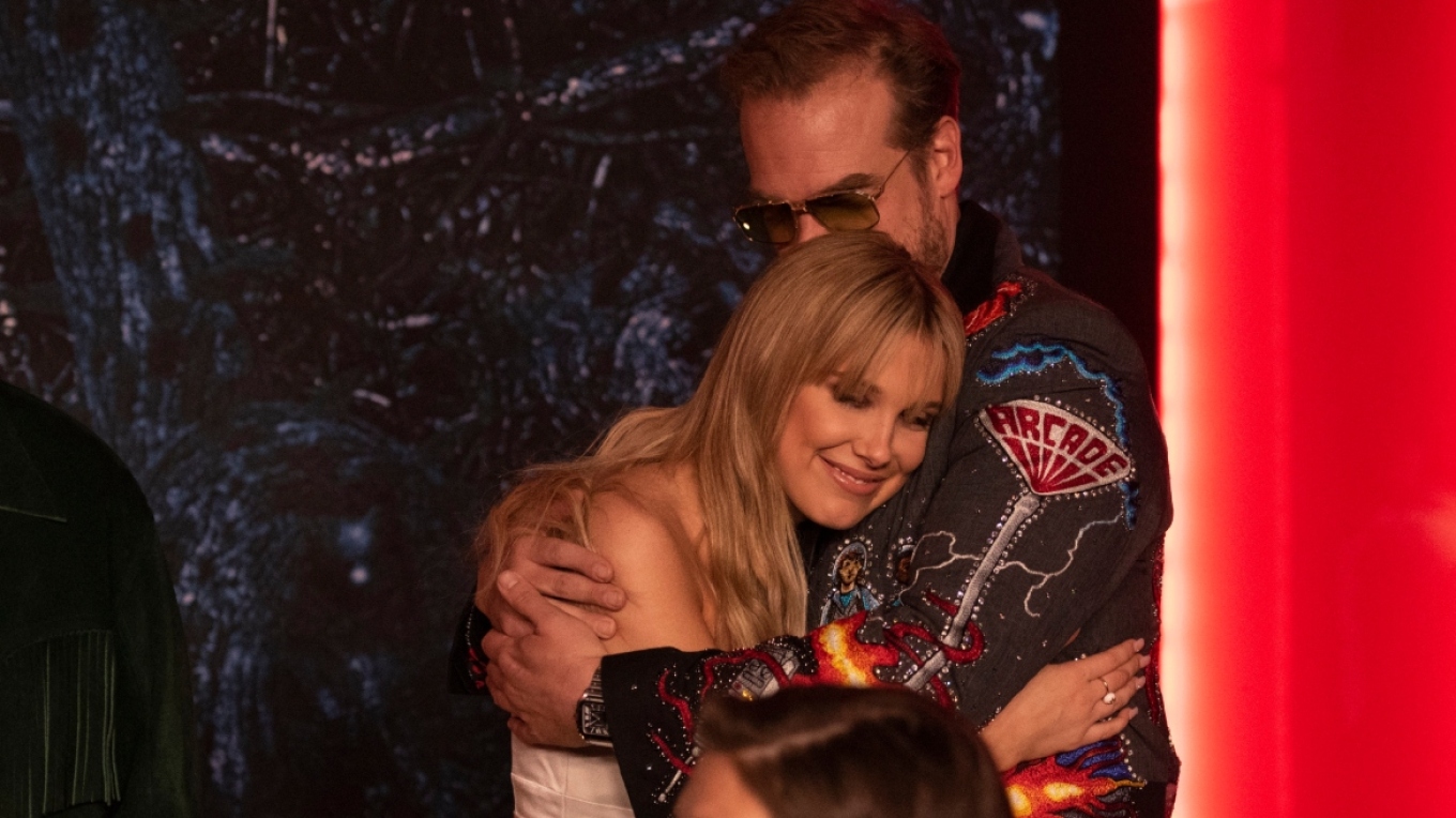 Θύελλα λίγο πριν το φινάλε του Stranger Things - Η Μίλι Μπόμπι Μπράουν κατηγορεί τον τηλεοπτικό της πατέρα για bullying