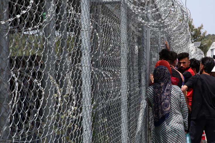 Η ευθύνη επί τους εδάφους για το μεταναστευτικό ανήκει στις ελληνικές αρχές, υπενθυμίζει η Κομισιόν 