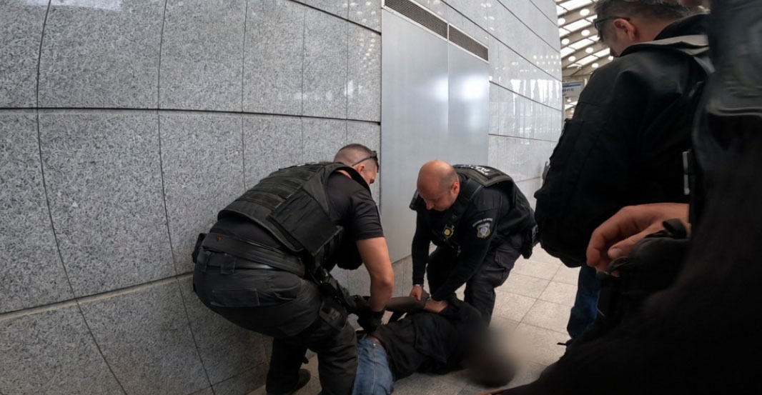 Συναγερμός στο μετρό της Αθήνας: Άνδρας μπήκε μέσα και φώναζε «Αλλάχ Άκμπαρ» - Κλωτσούσε και έφτυνε αστυνομικούς 