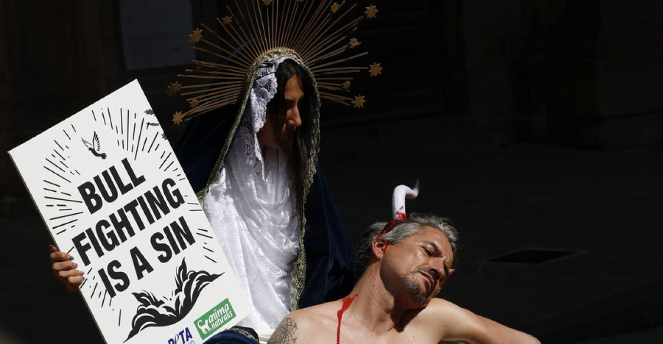 Ημίγυμνοι ακτιβιστές διαμαρτυρήθηκαν κατά των ταυρομαχιών ενόψει του φεστιβάλ Σαν Φερμίν στην Παμπλόνα - Δείτε φωτογραφίες