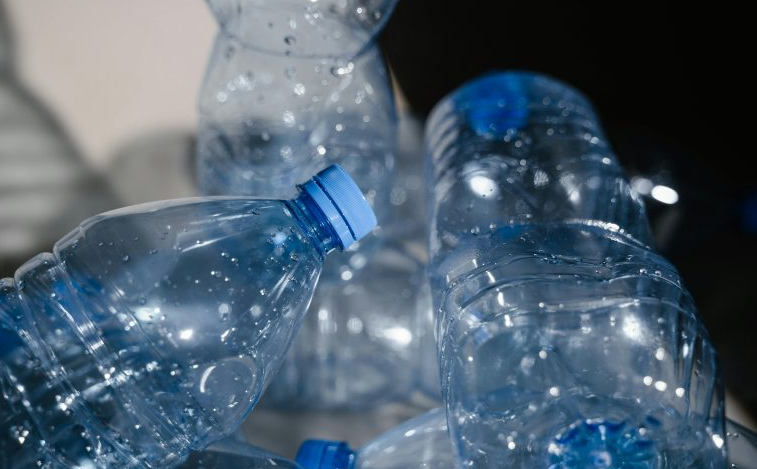 Πρωτοποριακό: Επιστήμονες μετατρέπουν πλαστικά μπουκάλια σε φάρμακο για τη νόσο του Πάρκινσον