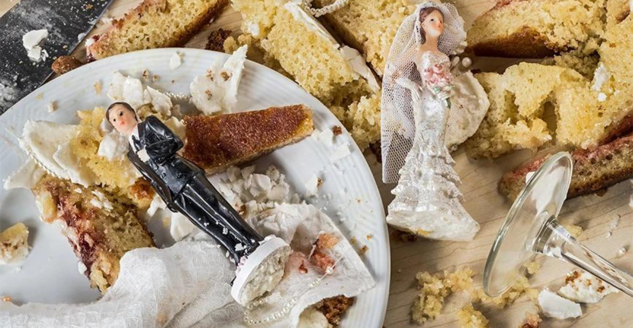 Νύφη έφυγε από τον γάμο της γιατί ο γαμπρός της έριξε τούρτα στο πρόσωπο – «Του είπα ότι αν μου το έκανε, θα τον άφηνα»