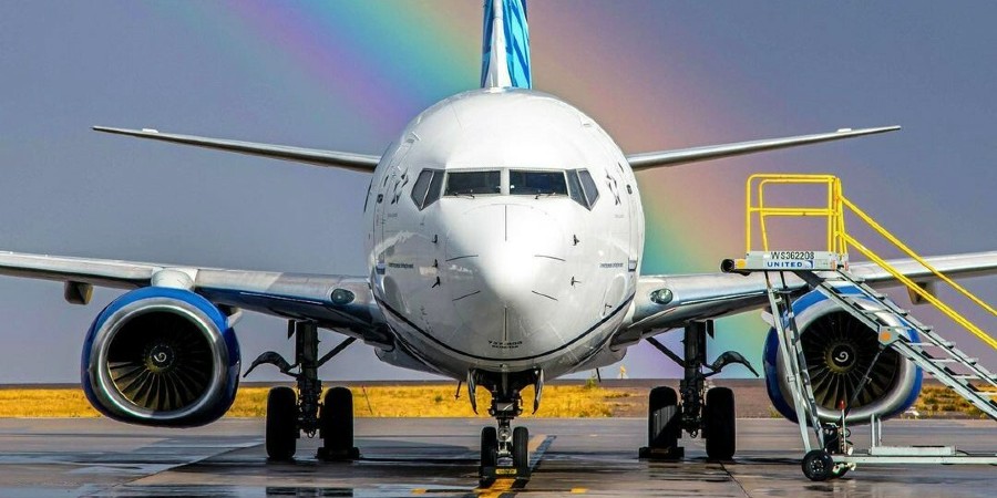 Τέρμα μόνο στο Mr and Mrs: Η United Airlines έγινε η πρώτη εταιρεία με την επιλογή non binary στις κρατήσεις εισιτηρίων