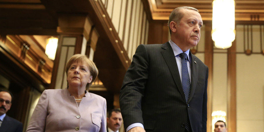 Επαναθεώρηση συμφωνίας Τουρκίας με ΕΕ ζήτησε από Μέρκελ ο Ερντογάν